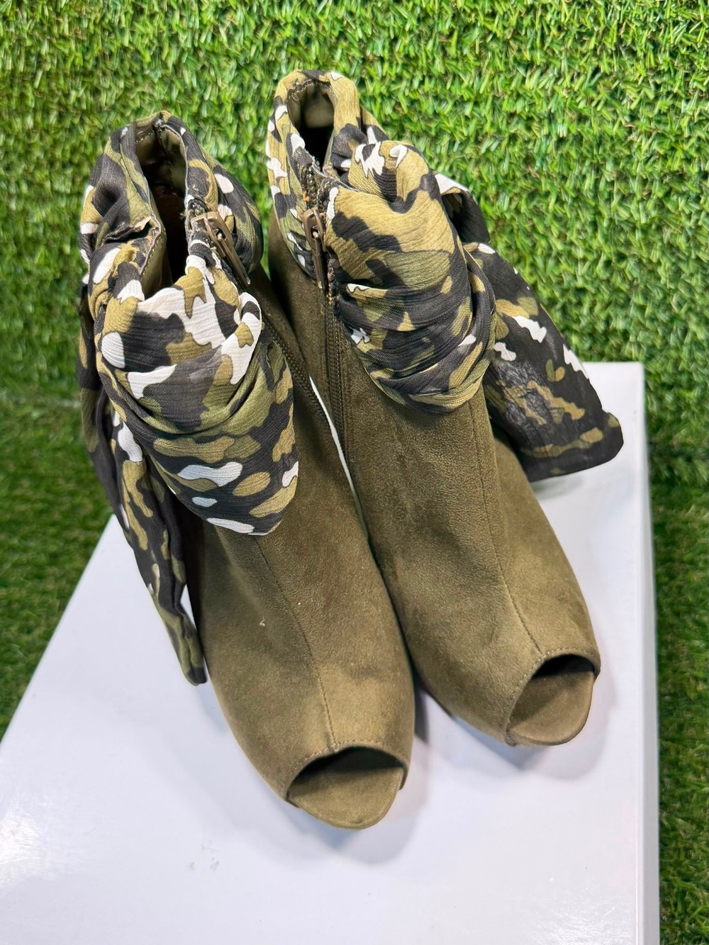 Bakers Sharla Camo Peep Toe Booties Olive Green Suede Stiletto Heels Size 6 Box